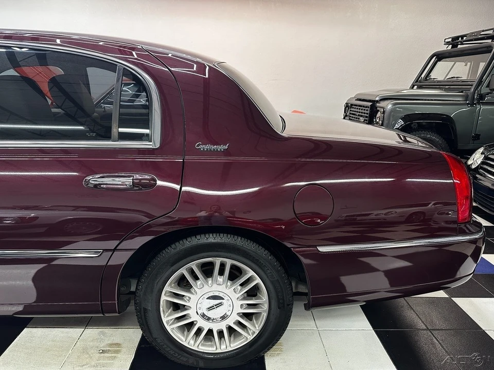 2011 Lincoln Town Car - Image 19 of 21