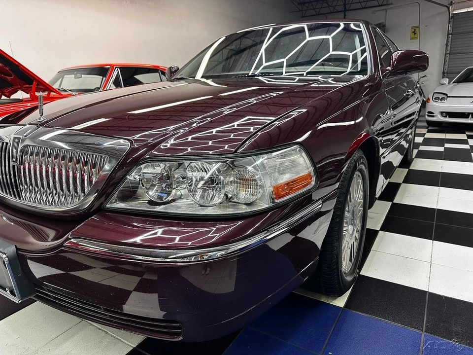 2011 Lincoln Town Car - Image 8 of 21