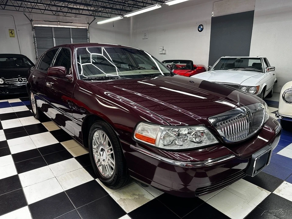 2011 Lincoln Town Car - Image 2 of 21