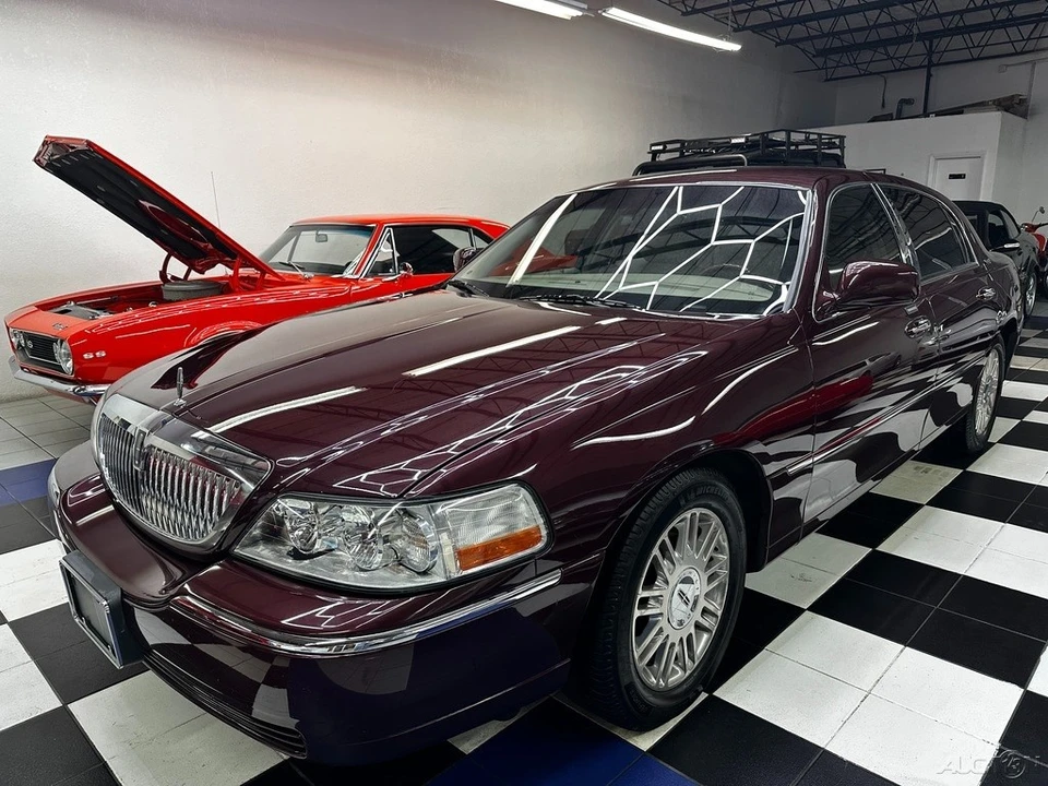 2011 Lincoln Town Car - Image 9 of 21