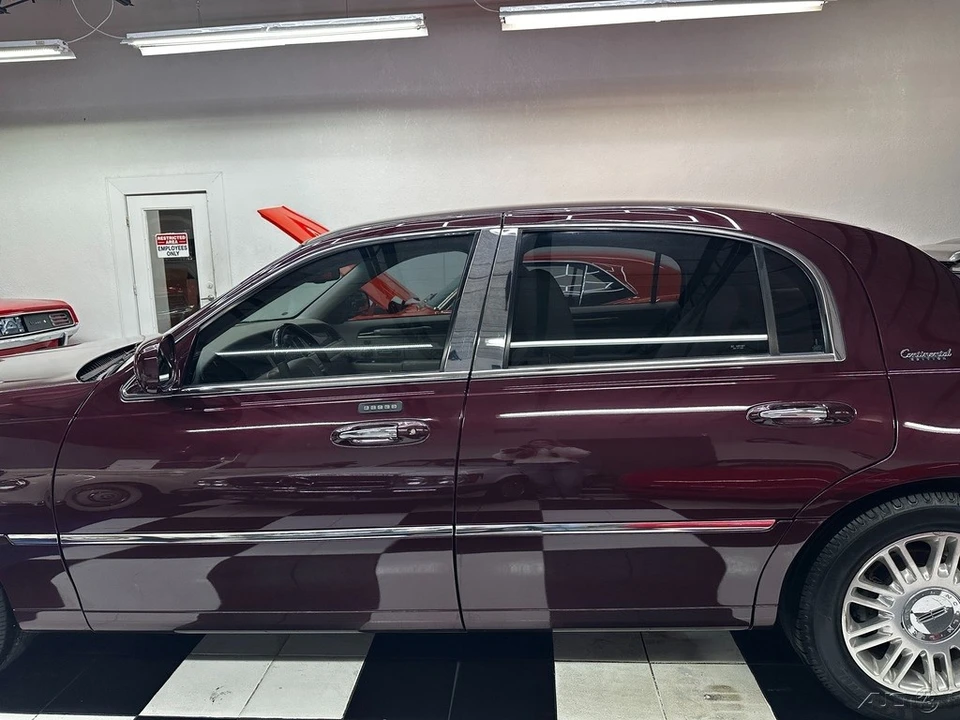2011 Lincoln Town Car - Image 17 of 21