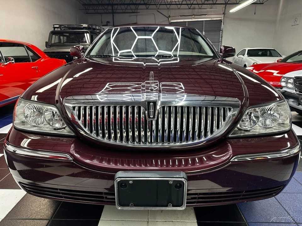 2011 Lincoln Town Car - Image 5 of 21
