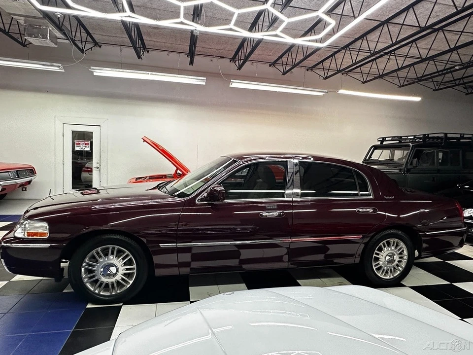 2011 Lincoln Town Car - Image 18 of 21