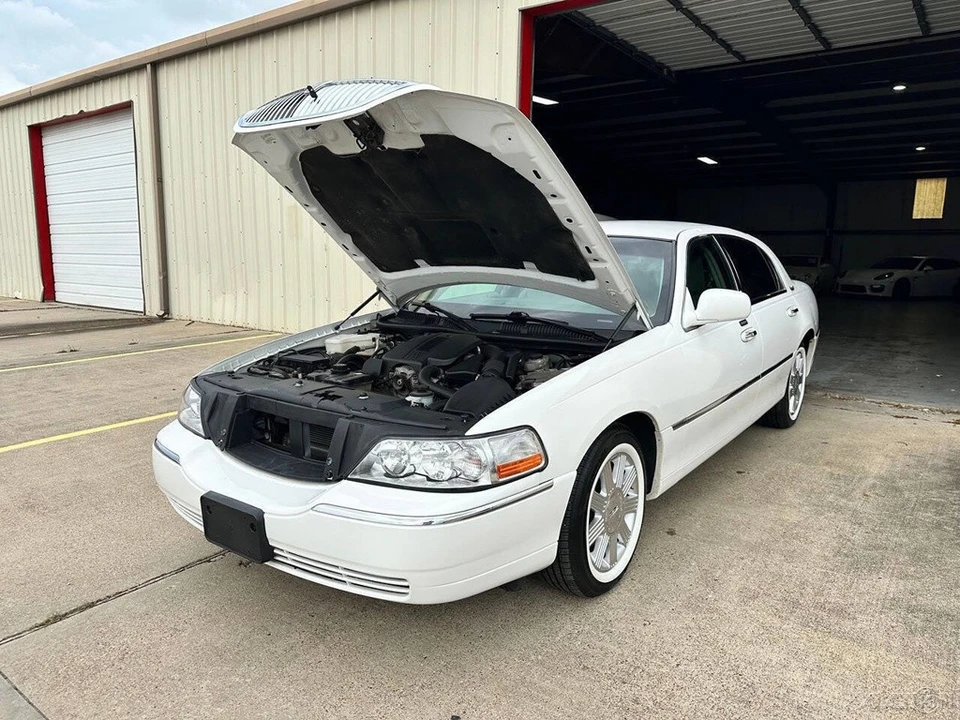 2011 Lincoln Town Car - Image 19 of 21