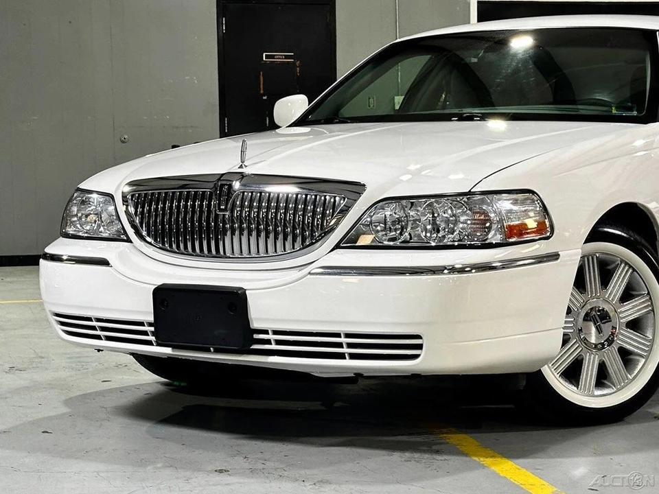 2011 Lincoln Town Car - Image 3 of 21