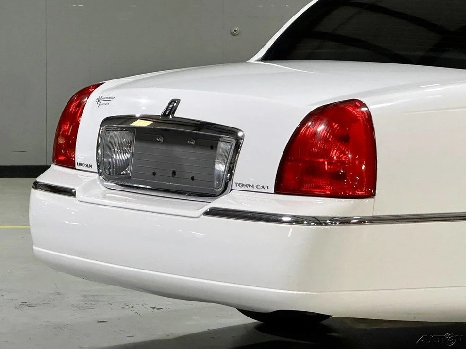 2011 Lincoln Town Car - Image 8 of 21