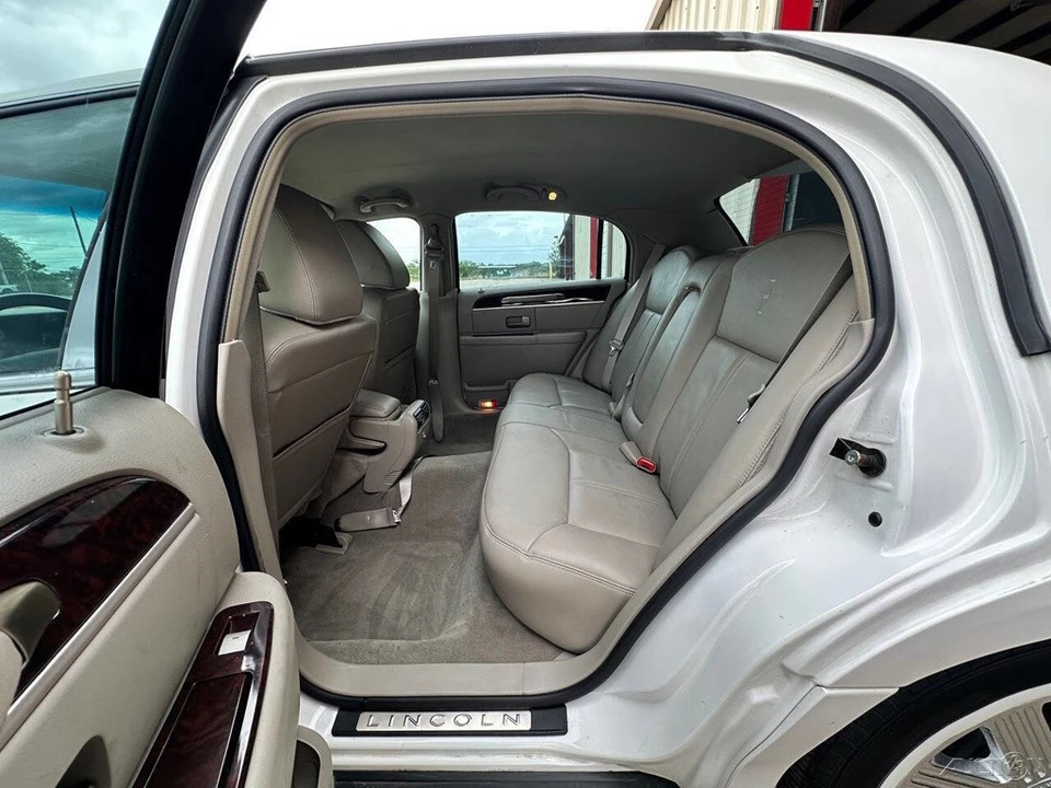 2011 Lincoln Town Car - Image 15 of 21
