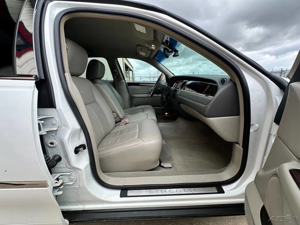 2011 Lincoln Town Car - Image 14 of 21