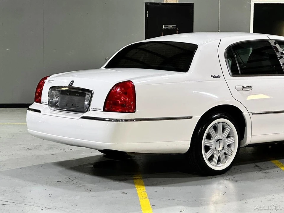 2011 Lincoln Town Car - Image 7 of 21