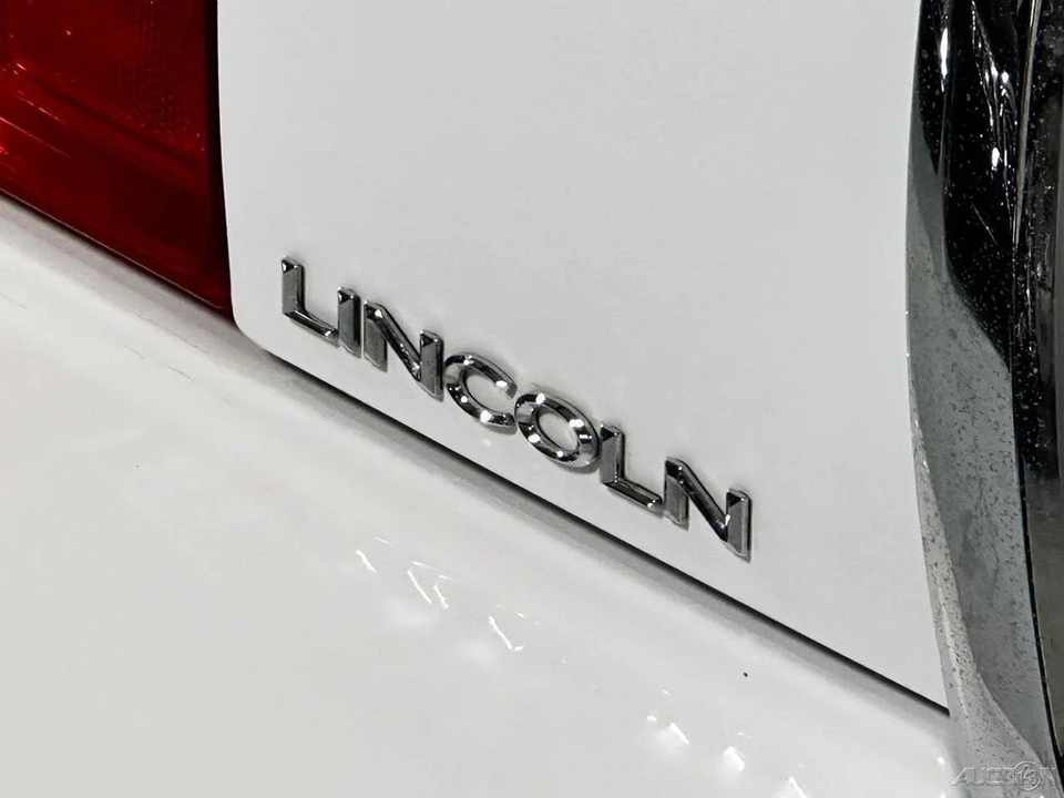 2011 Lincoln Town Car - Image 9 of 21