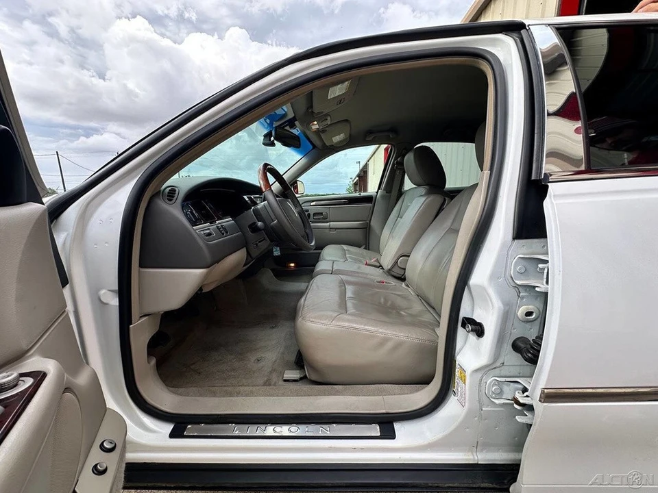 2011 Lincoln Town Car - Image 13 of 21