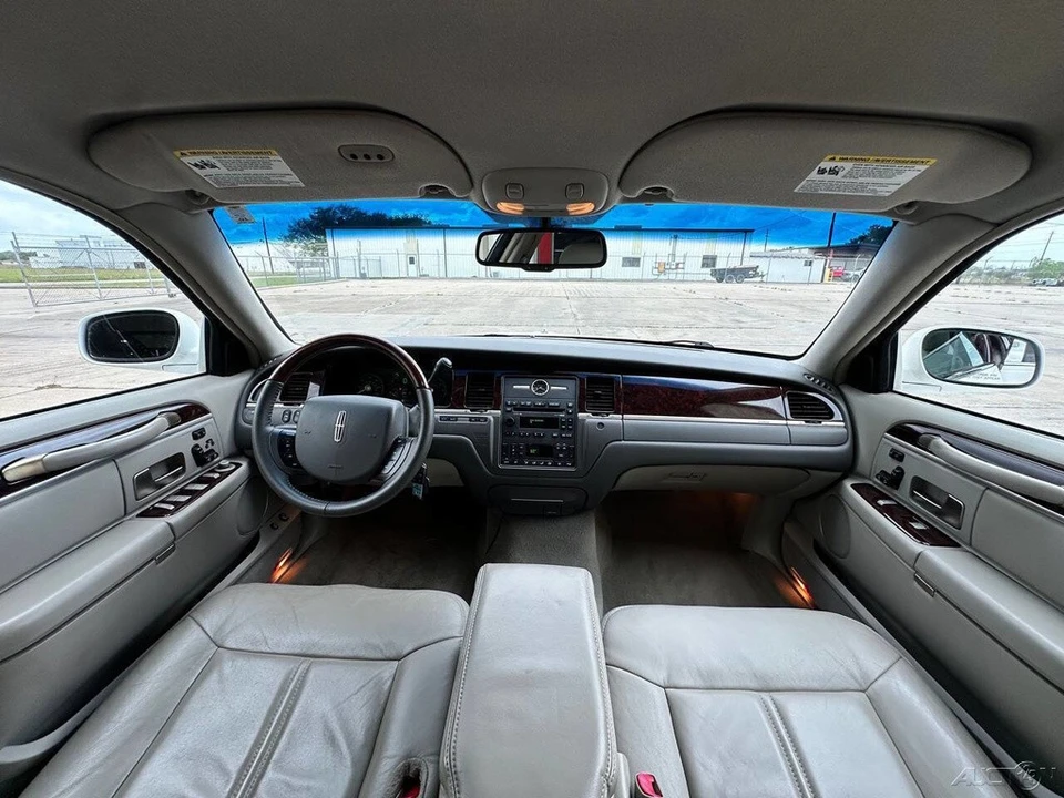 2011 Lincoln Town Car - Image 17 of 21