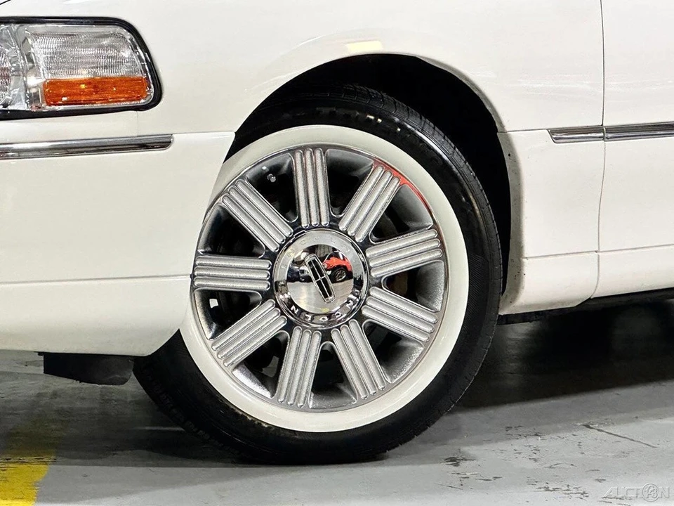 2011 Lincoln Town Car - Image 2 of 21