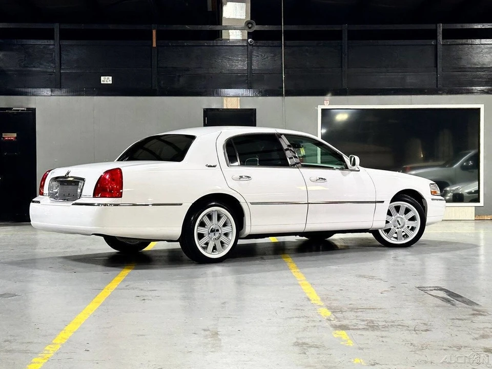 2011 Lincoln Town Car - Image 11 of 21