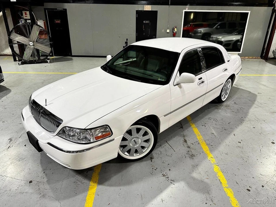 2011 Lincoln Town Car - Image 6 of 21