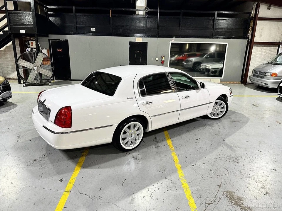 2011 Lincoln Town Car - Image 10 of 21
