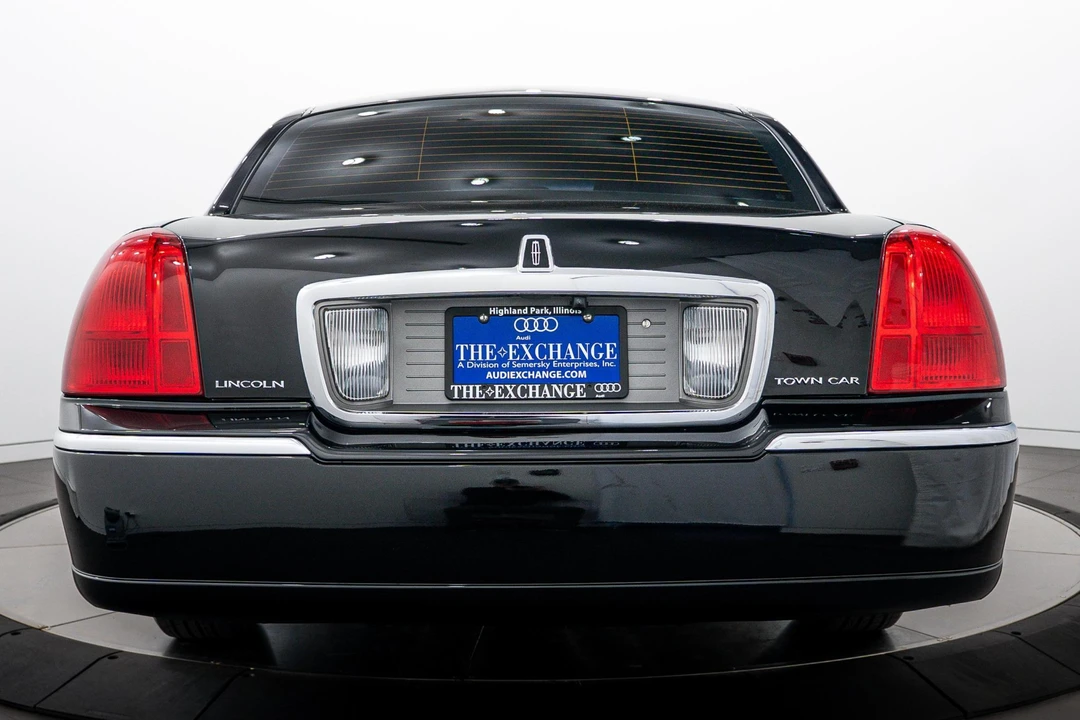 2011 Lincoln Town Car - Image 5 of 31