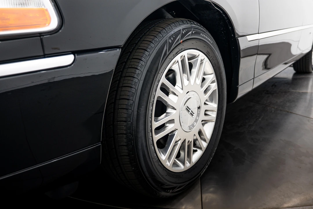 2011 Lincoln Town Car - Image 27 of 31