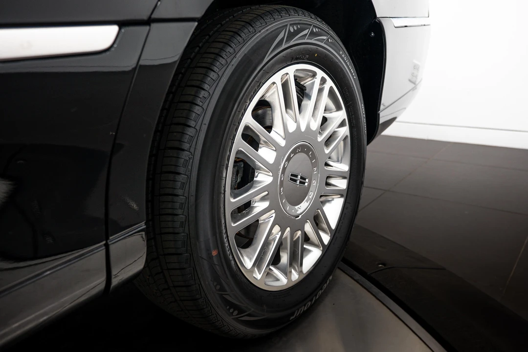 2011 Lincoln Town Car - Image 29 of 31