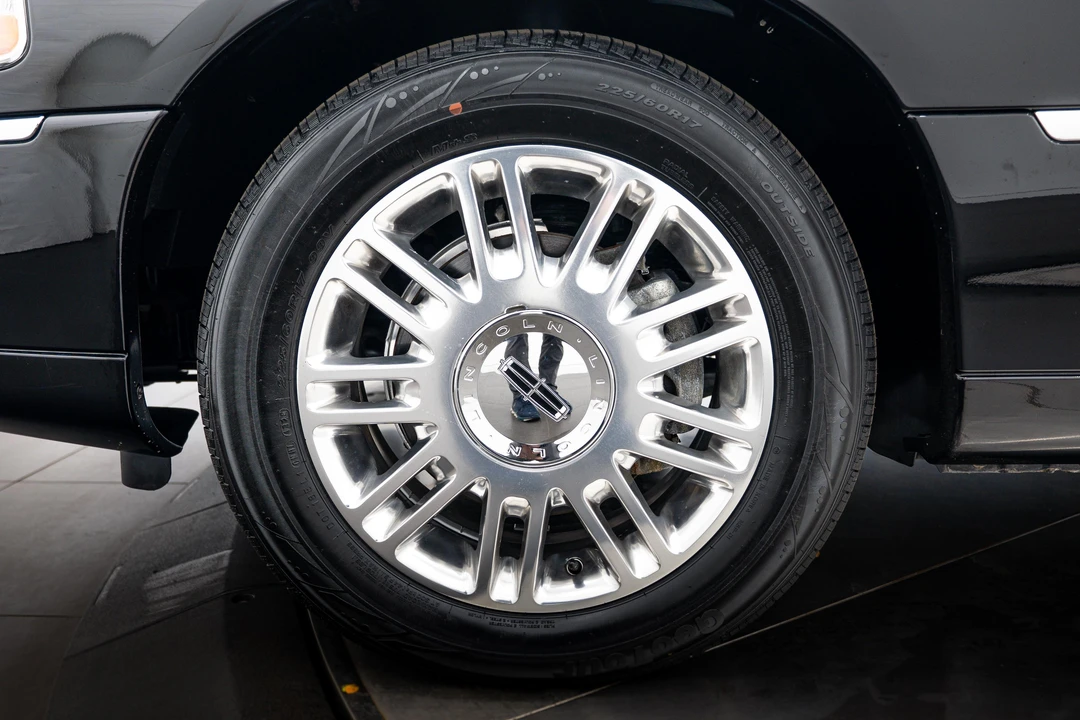 2011 Lincoln Town Car - Image 28 of 31