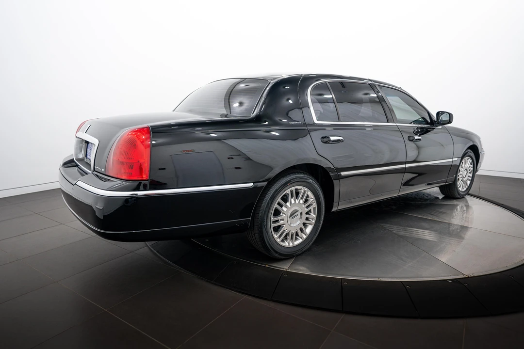 2011 Lincoln Town Car - Image 8 of 31