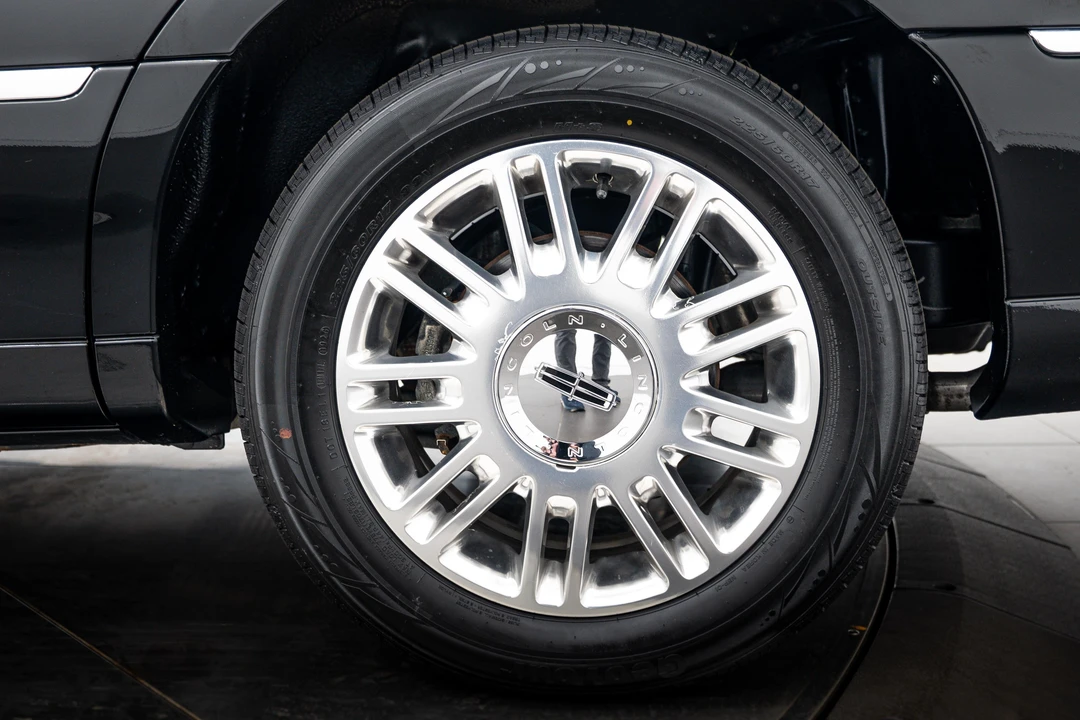 2011 Lincoln Town Car - Image 30 of 31