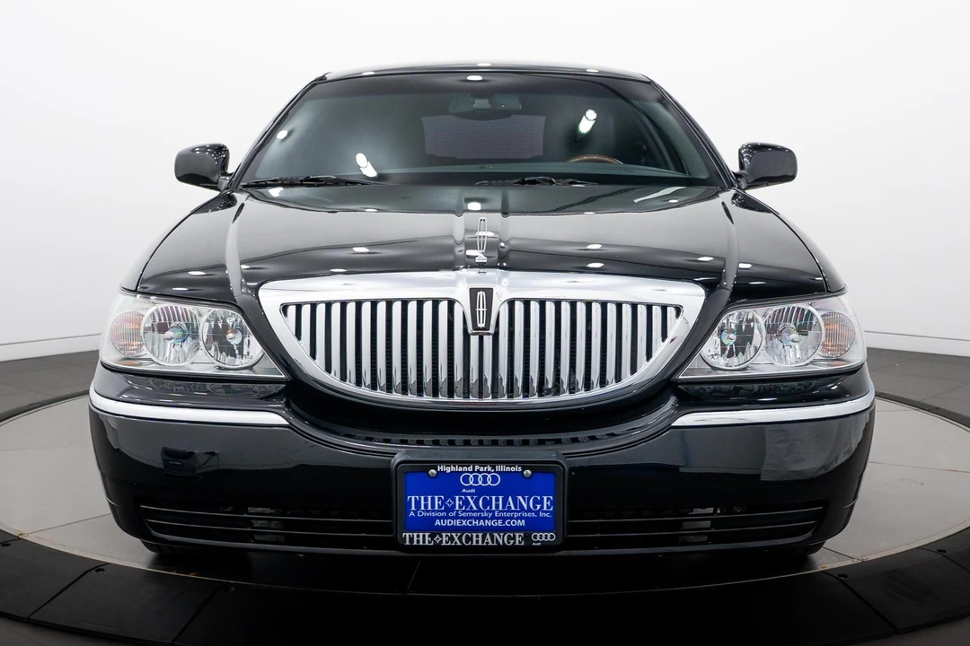 2011 Lincoln Town Car - Image 2 of 31