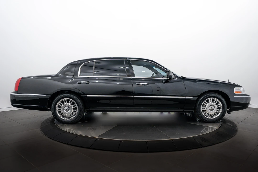 2011 Lincoln Town Car - Image 3 of 31