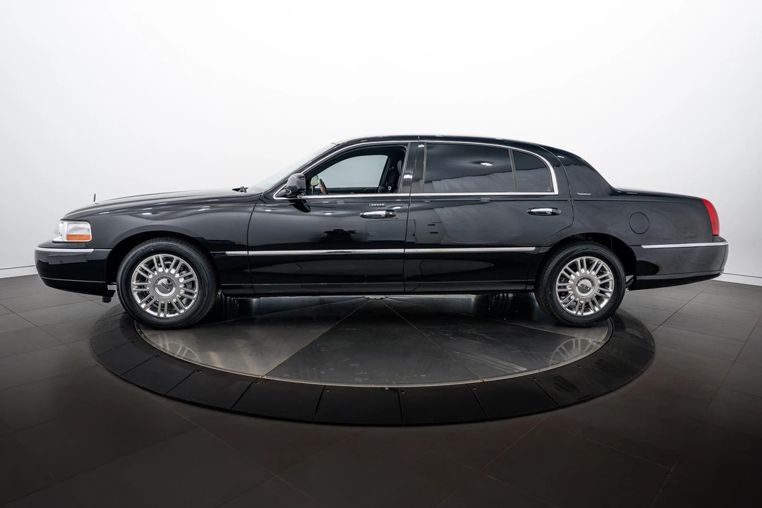 2011 Lincoln Town Car - Image 7 of 31