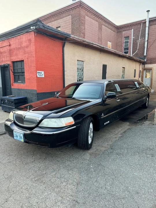 2011 Lincoln Town Car - Image 2 of 6