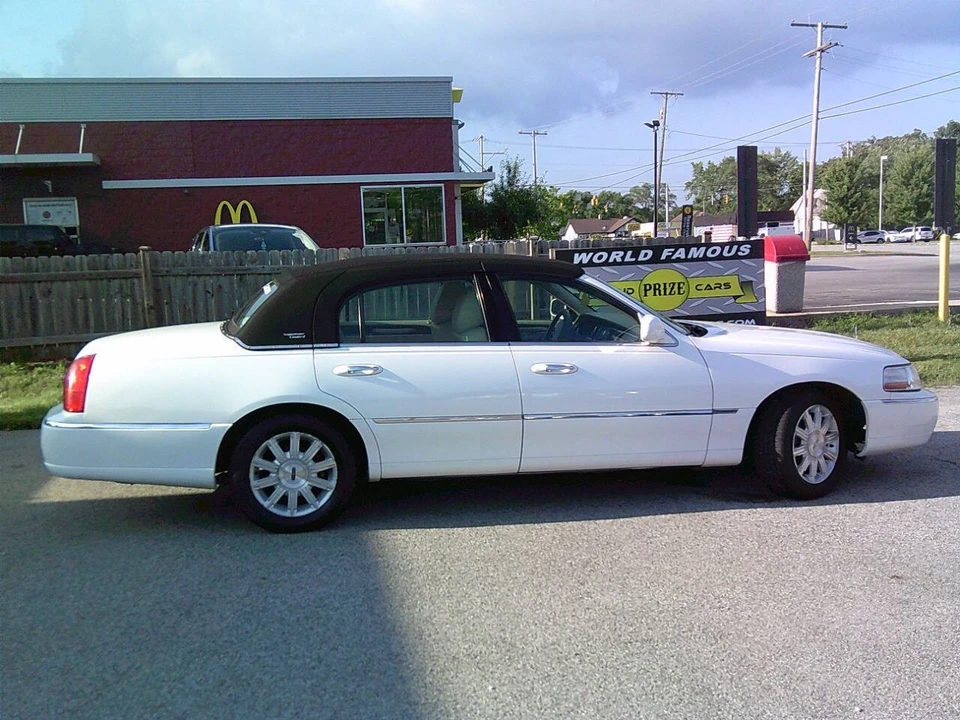 2011 Lincoln Town Car - Image 9 of 21