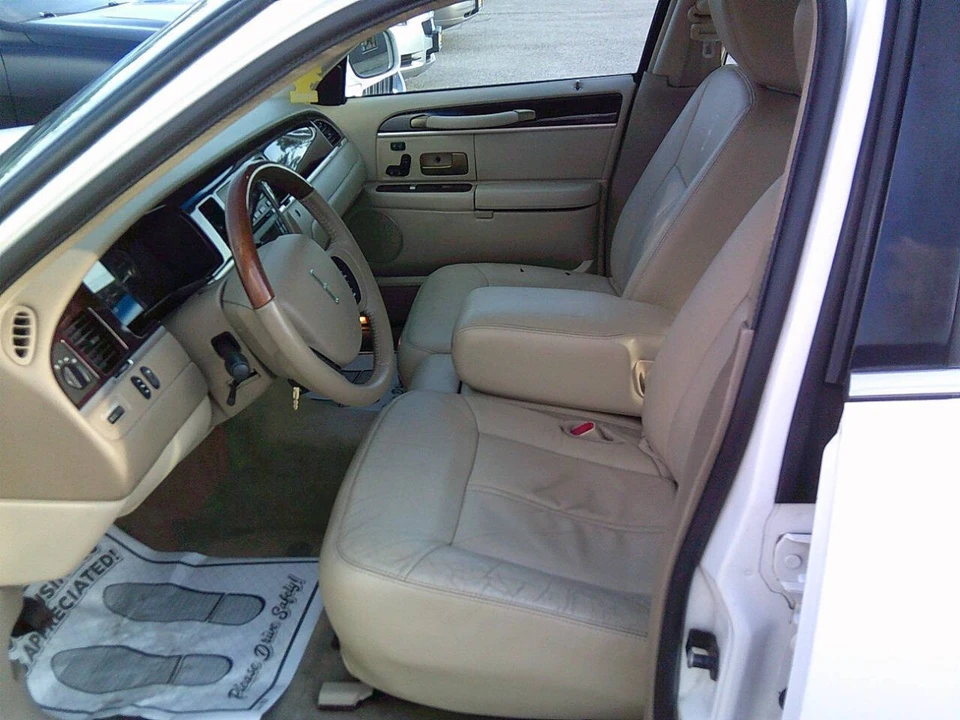 2011 Lincoln Town Car - Image 12 of 21