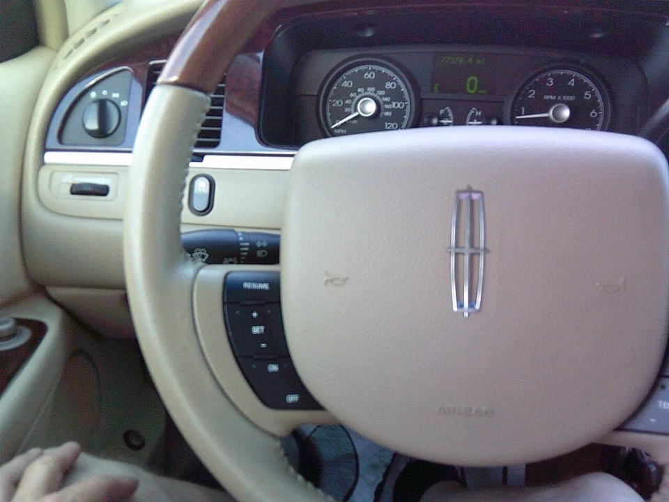 2011 Lincoln Town Car - Image 18 of 21
