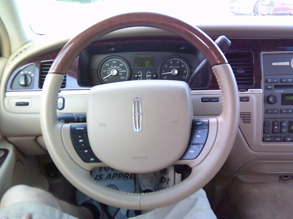 2011 Lincoln Town Car - Image 18 of 21