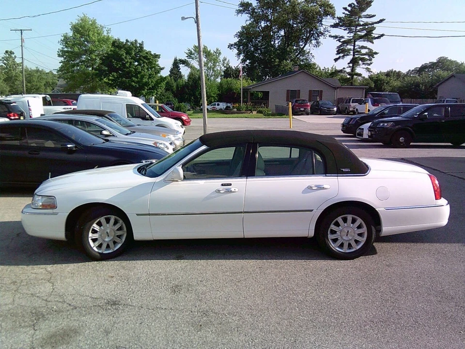 2011 Lincoln Town Car - Image 4 of 21