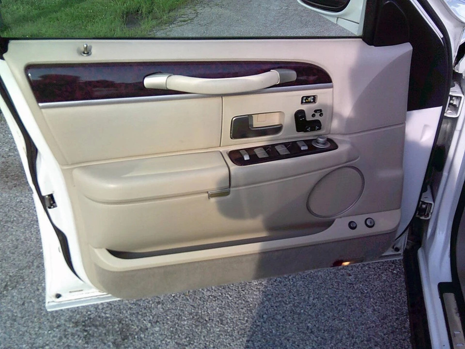 2011 Lincoln Town Car - Image 11 of 21