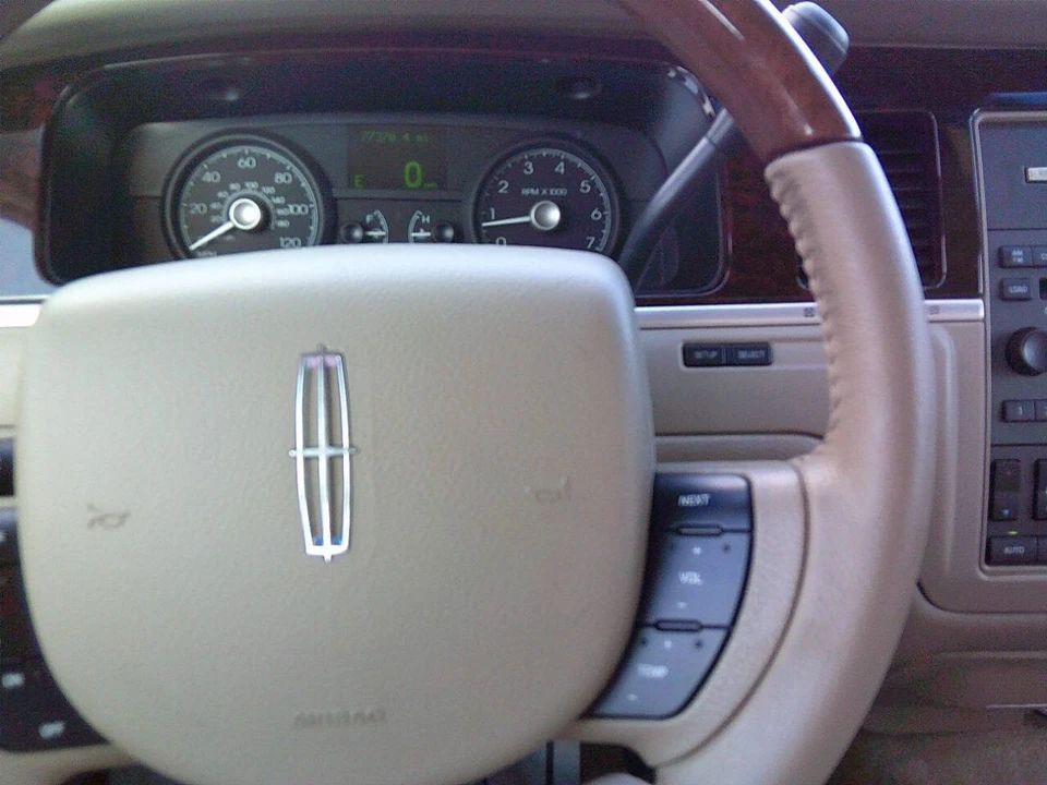 2011 Lincoln Town Car - Image 20 of 21