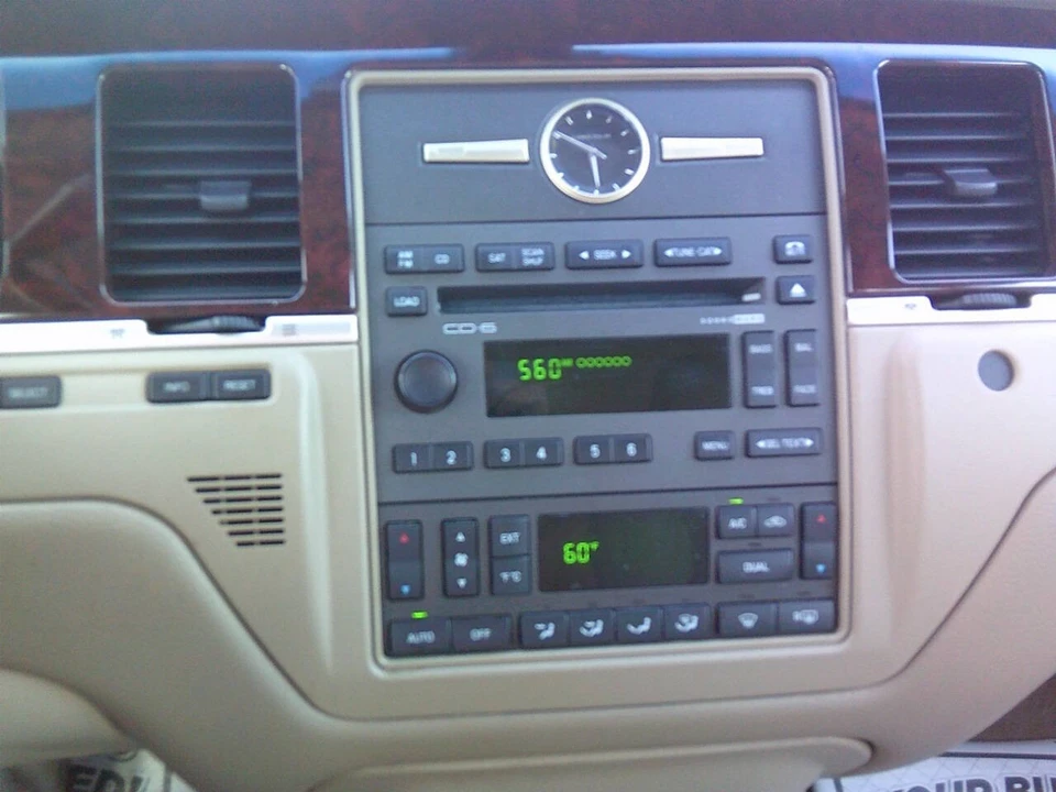 2011 Lincoln Town Car - Image 20 of 21
