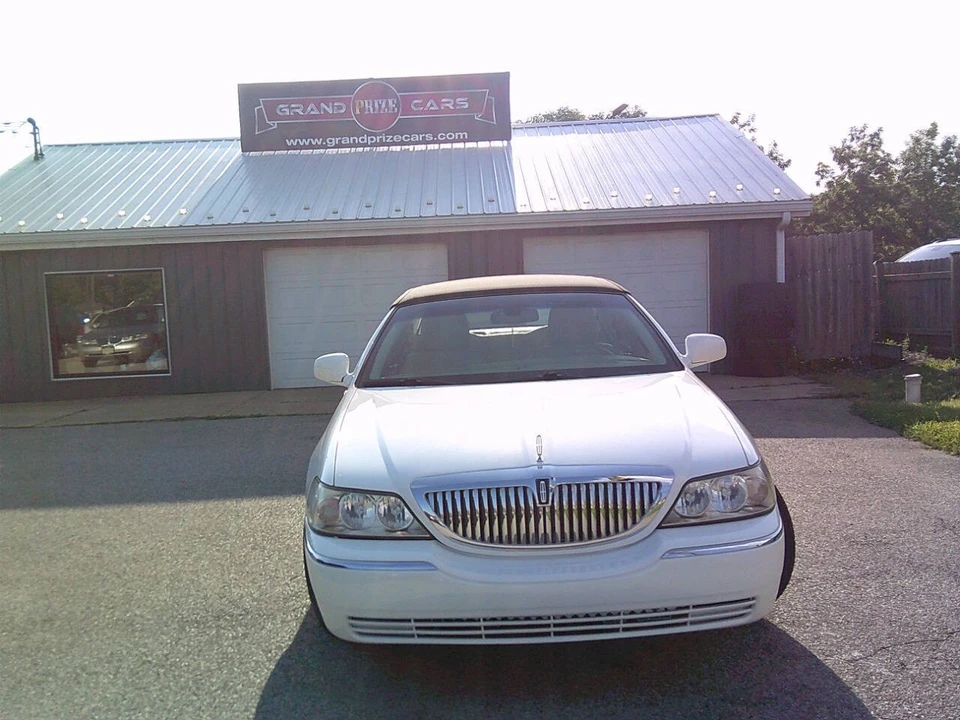 2011 Lincoln Town Car - Image 3 of 21