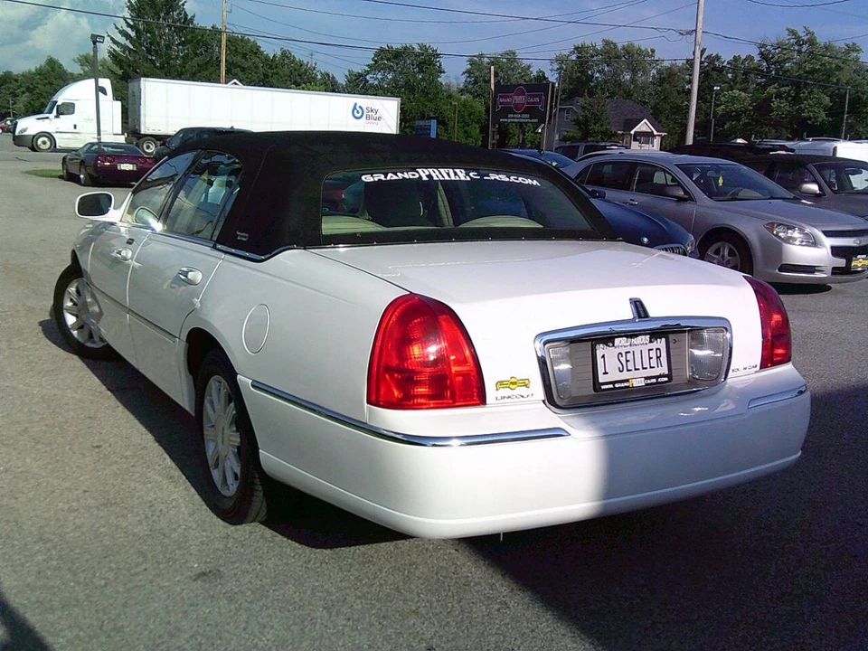 2011 Lincoln Town Car - Image 5 of 21