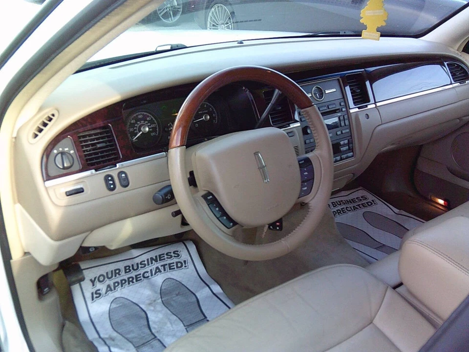 2011 Lincoln Town Car - Image 15 of 21