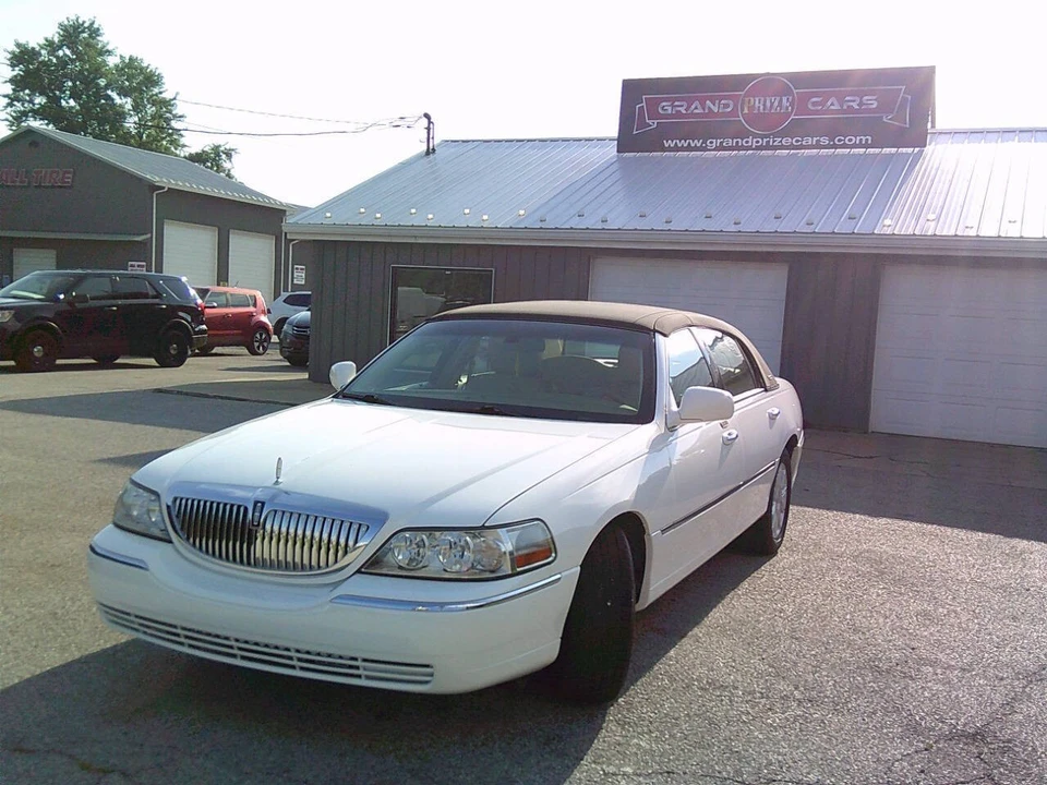2011 Lincoln Town Car - Image 2 of 21