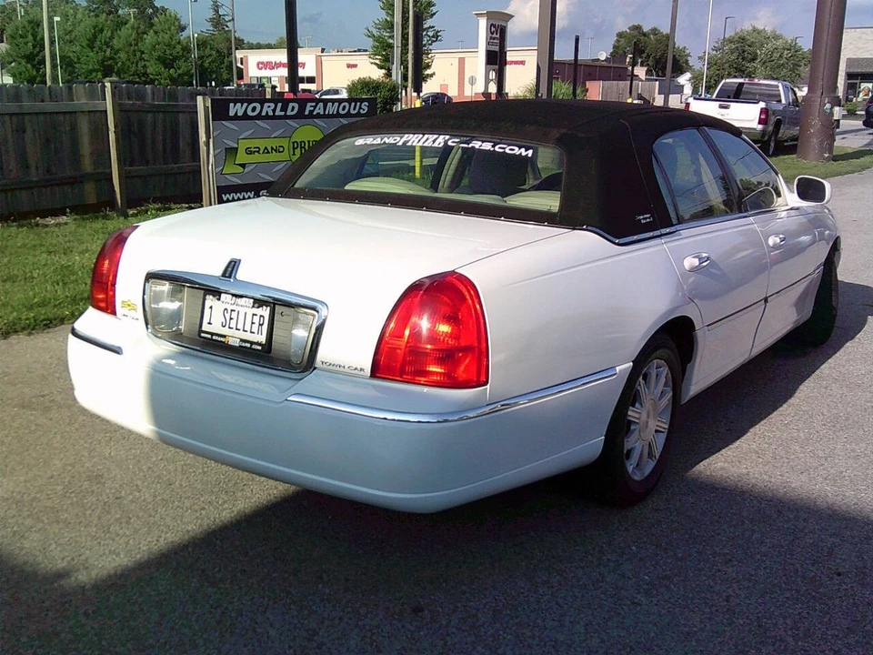 2011 Lincoln Town Car - Image 9 of 21