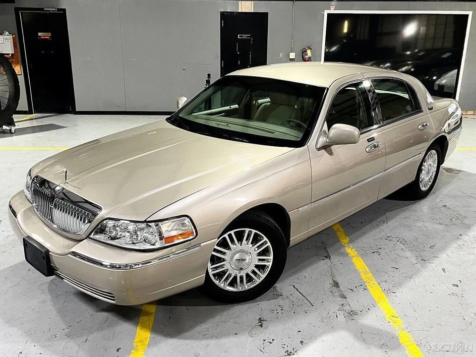 2011 Lincoln Town Car - Image 6 of 21