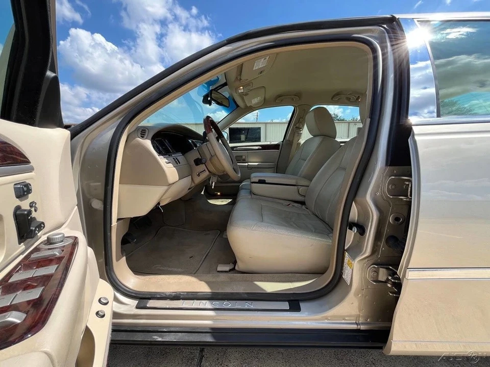 2011 Lincoln Town Car - Image 13 of 21