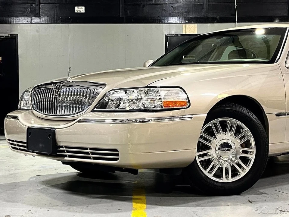 2011 Lincoln Town Car - Image 2 of 21