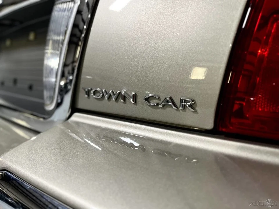 2011 Lincoln Town Car - Image 10 of 21