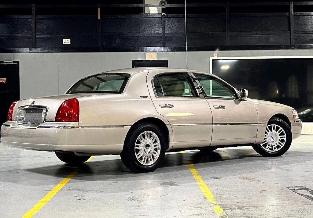 2011 Lincoln Town Car - Image 11 of 21
