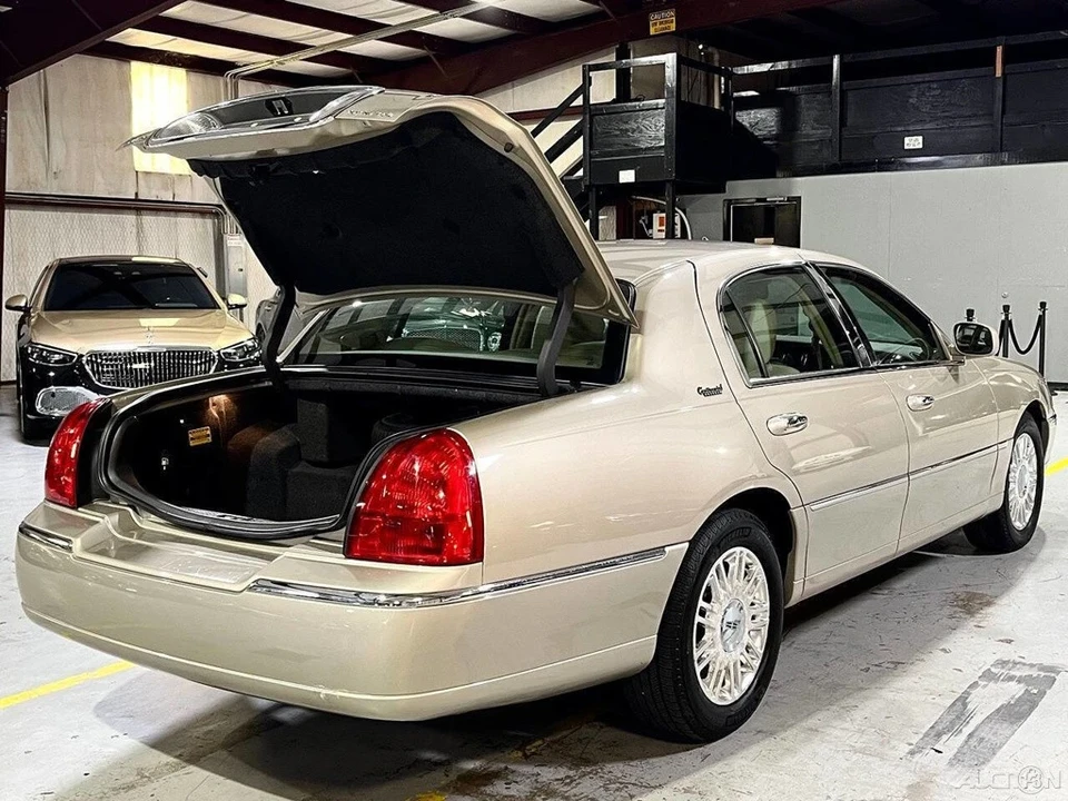 2011 Lincoln Town Car - Image 19 of 21