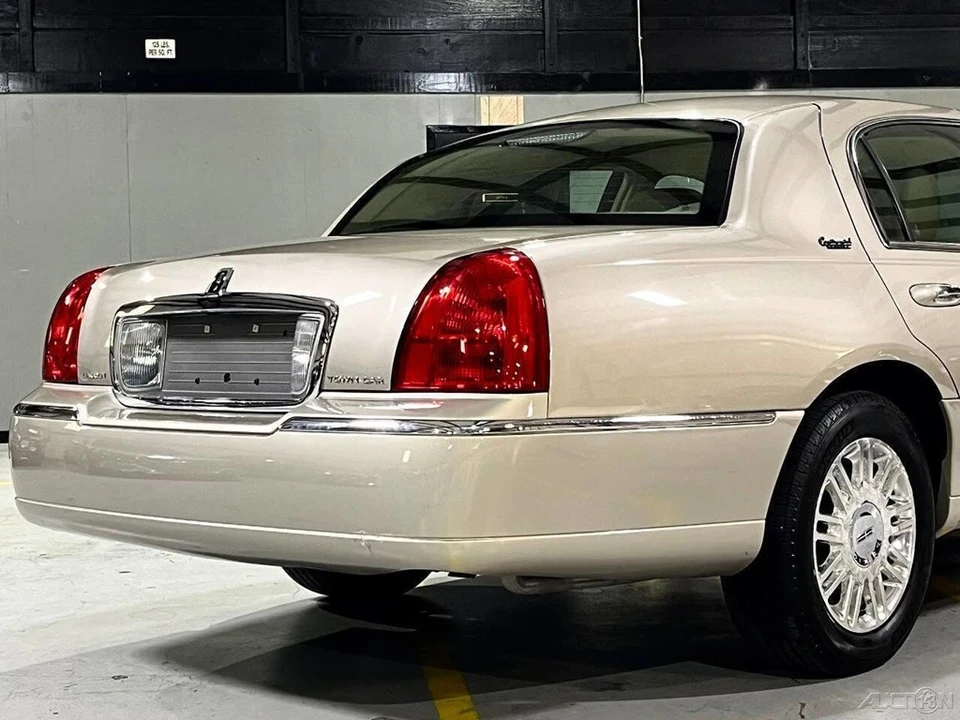 2011 Lincoln Town Car - Image 8 of 21